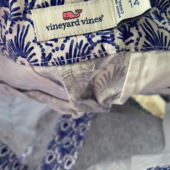 White and blue vinyard vines shorts - Picture 3 of 3